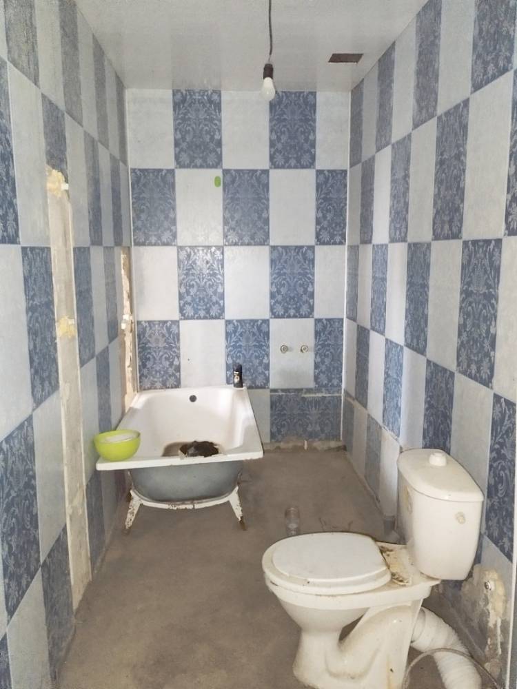 1000475945